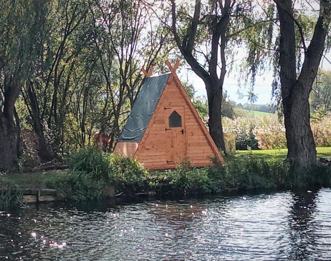 Hotel "George'S" Lakeside Wooden Tipi à Clare Extérieur photo
