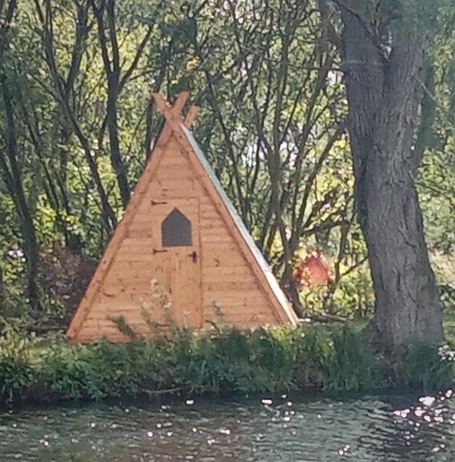 Hotel "George'S" Lakeside Wooden Tipi à Clare Extérieur photo