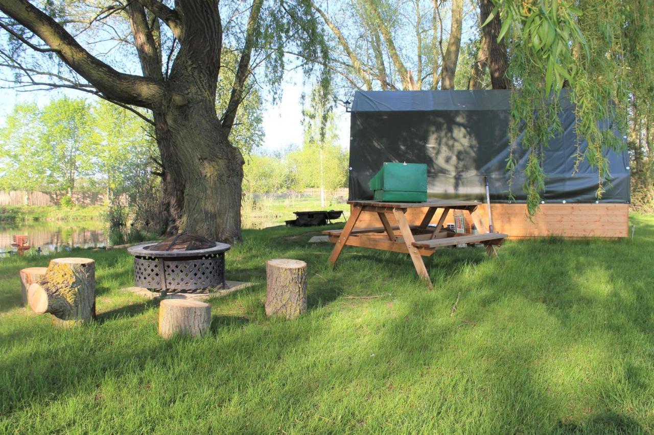 Hotel "George'S" Lakeside Wooden Tipi à Clare Extérieur photo