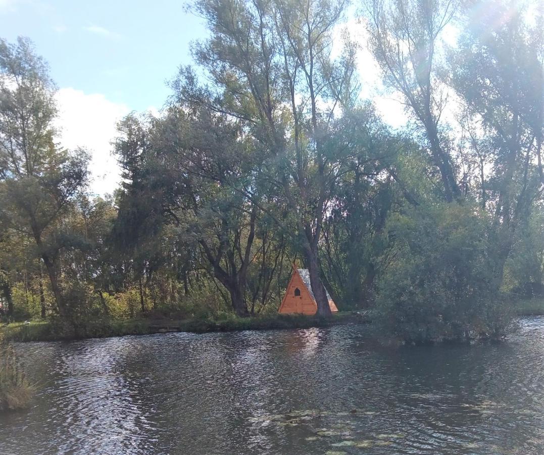 Hotel "George'S" Lakeside Wooden Tipi à Clare Extérieur photo
